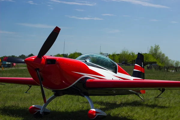 Készen áll a repülésre, sportos piros repülőgép. — Stock Fotó