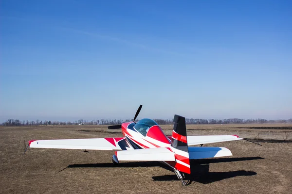 Sportovní červené letadlo připraveno k letu. — Stock fotografie
