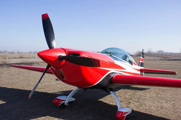 Készen áll a repülésre, sportos piros repülőgép. — Stock Fotó
