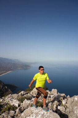 Yaz aylarında çalışan adam güzel bir konumda.