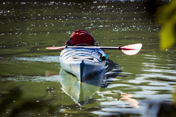 Kajak auf offenem Wasser im Sommer. — Stockfoto