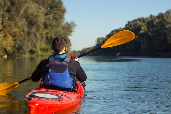 Il fait du kayak sur la rivière. . — Photo
