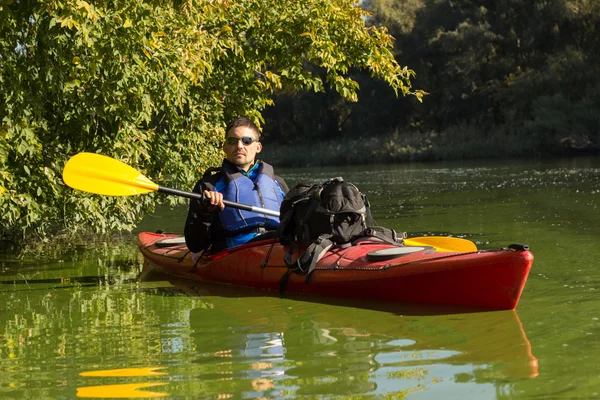 Der Mann paddelt auf dem Fluss. — Stockfoto