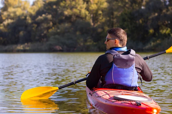 El hombre está navegando en kayak por el río . — Foto de Stock