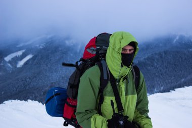 Dağlarda kış yürüyüşü.