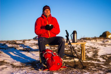 Dağlarda kış yürüyüşü.