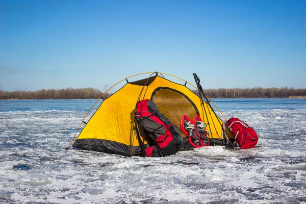 Ausrüstung für eine Wanderung im Winter. — Stockfoto