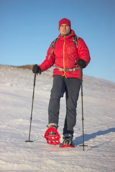 Winterwandelen in de bergen in sneeuwschoenen. — Stockfoto