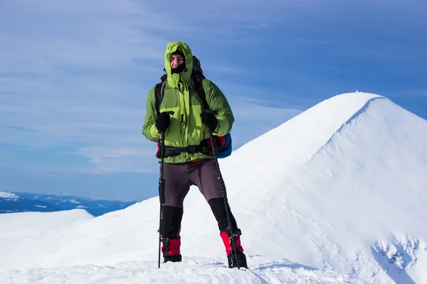 Winterwandelen in de bergen. — Stockfoto