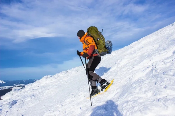 冬のスノーシューで山でのハイキング. — ストック写真