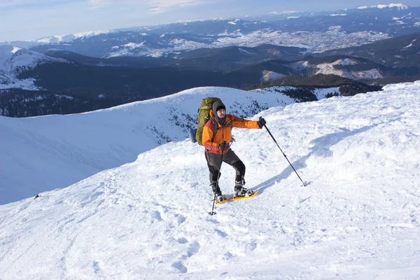 Senderismo de invierno en las montañas en raquetas de nieve . —  Fotos de Stock