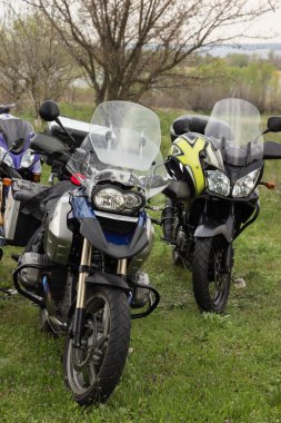 Dağlık bir alanda bir motosiklet üzerinde yaz aylarında seyahat.