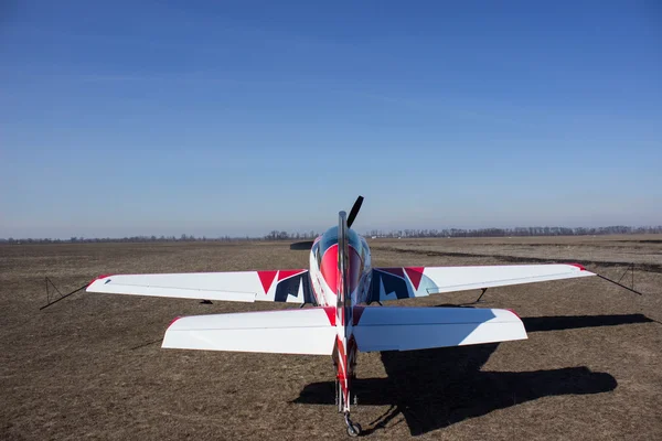 Sportliches rotes Flugzeug flugbereit. — Stockfoto