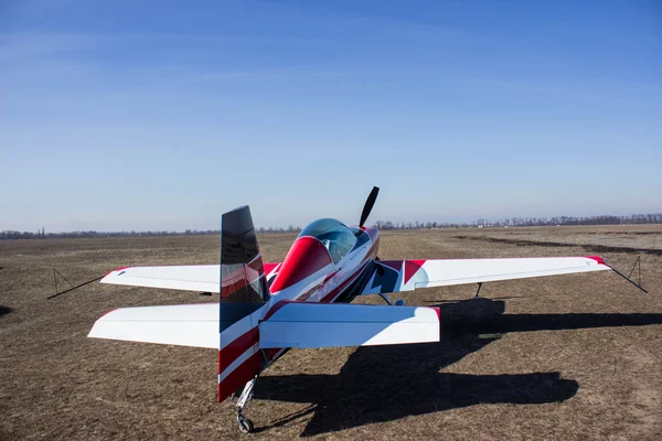 Sportliches rotes Flugzeug flugbereit. — Stockfoto