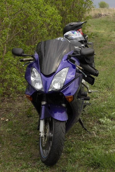 Reisen mit dem Motorrad in einer bergigen Gegend im Sommer. — Stockfoto