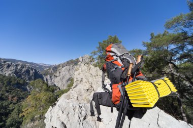 Güneşli bir günde bir dağın tepesinde sırt çantası.