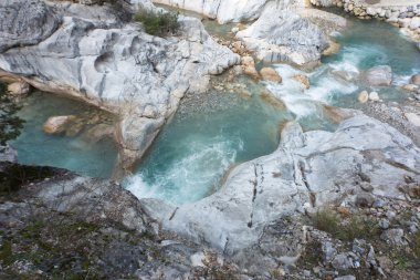 Yaz aylarında bir vadiden akan nehir dağ.