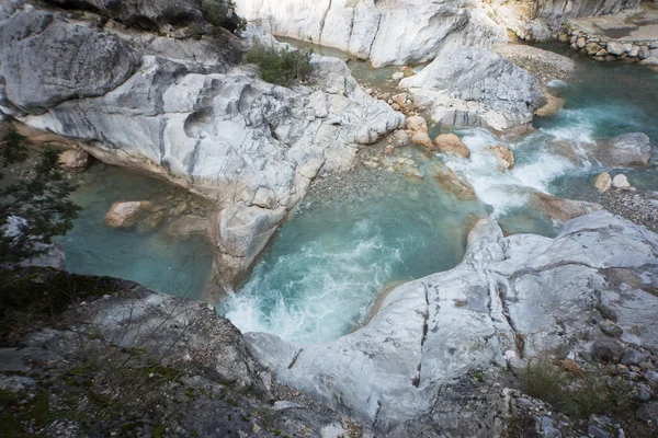 Mountain river flowing through a canyon in the summer. — Stock Photo, Image