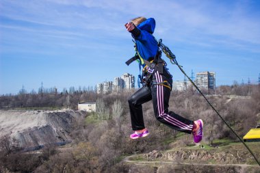 bir ip ile bir uçurumdan atlamak