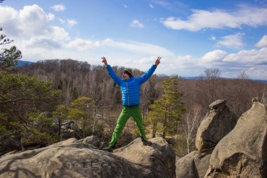 Yürüyerek genç adam dağlarda yürüyüş.