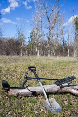 Paralar için metal dedektörleri ve kürek ile arama. 