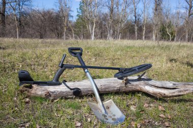 Paralar için metal dedektörleri ve kürek ile arama. 