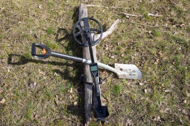 Paralar için metal dedektörleri ve kürek ile arama. 