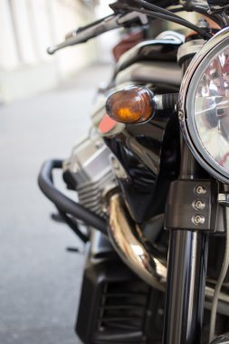 Maceraya hazır yolda motosiklet. 