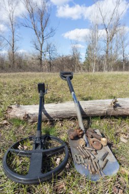 Paralar için metal dedektörleri ve kürek ile arama. 