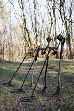 Paralar için metal dedektörleri ve kürek ile arama. 