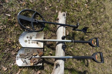 Paralar için metal dedektörleri ve kürek ile arama. 