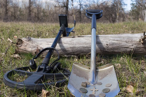 Paralar için metal dedektörleri ve kürek ile arama. 