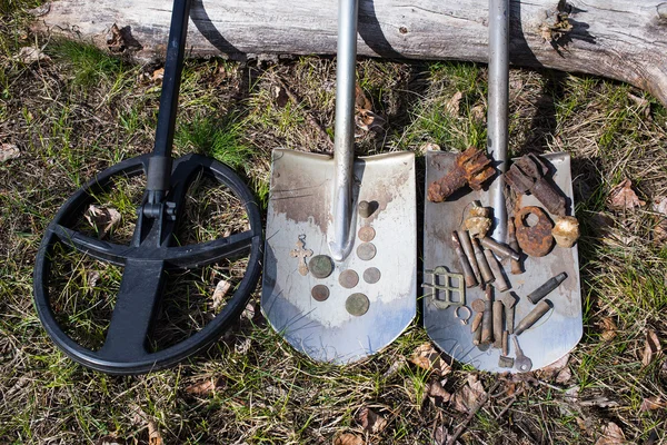 Search for coins with metal detectors and shovels. — Stock Photo, Image