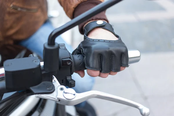 The hand on the steering wheel motorcycle ready for adventure. — Stock Photo, Image