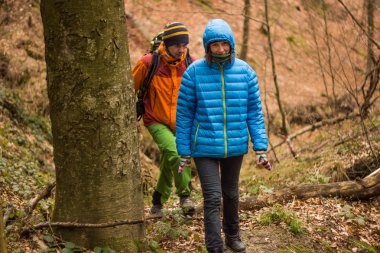 Güneşli bir günde dağlarda yürüyüş.