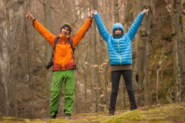 Güneşli bir günde dağlarda yürüyüş.