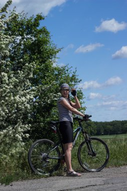 Yaz aylarında güneşli bir günde bisikletle seyahat.