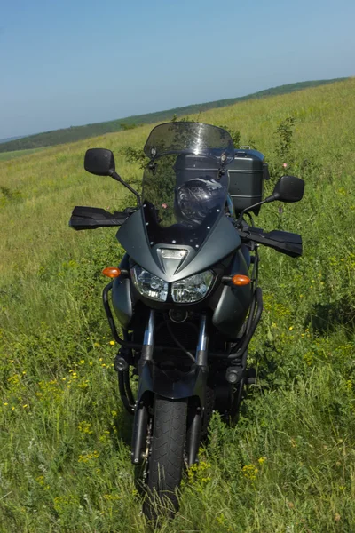 Motocicleta na estrada pronta para a aventura . — Fotografia de Stock