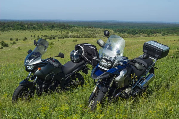 Мотоциклы на дороге готовы к приключениям . — стоковое фото