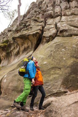 Oğlan ve kız bir sırt çantası ile güzel ormanda yürüyüş.