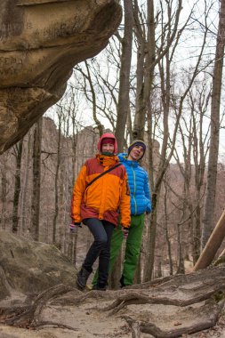 Güneşli bir günde dağlarda yürüyüş.