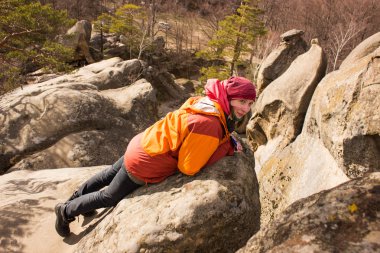 Zam dağlarda vahşi uçurumlarda dinlenme kız.