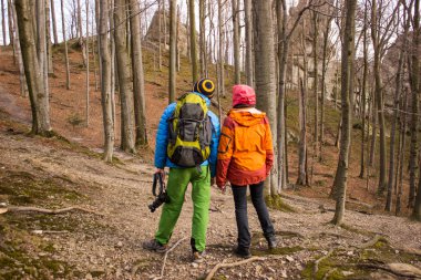 Güneşli bir günde dağlarda yürüyüş.
