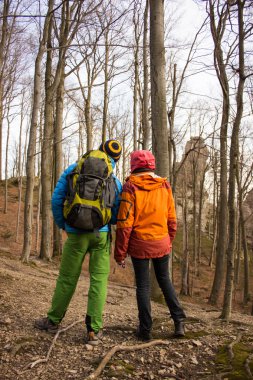 Güneşli bir günde dağlarda yürüyüş.