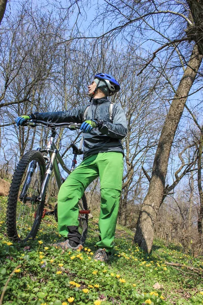 Mans konno po lesie na rowerze górskim w słoneczny dzień — Zdjęcie stockowe