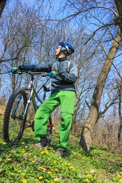 Mans konno po lesie na rowerze górskim w słoneczny dzień — Zdjęcie stockowe