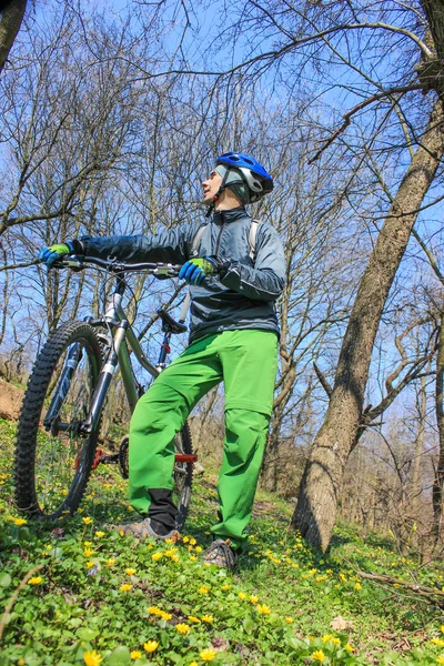 Mans konno po lesie na rowerze górskim w słoneczny dzień — Zdjęcie stockowe