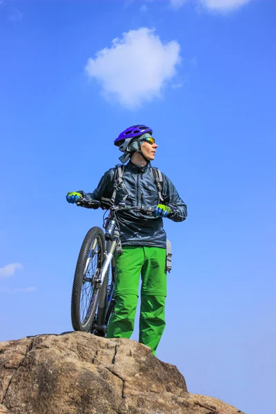 Ten na vrcholu hory kole. proti modré obloze. — Stock fotografie