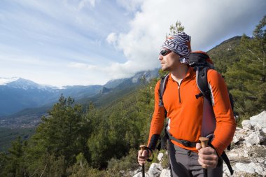      Sırt çantalı bir adam dağlarda yürüyüş yapıyor.. 