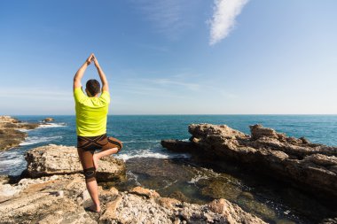Pratik Yoga ve meditasyon genç adam. 